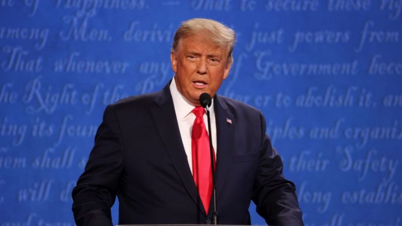 El presidente Donald Trump participa en el debate presidencial final contra el candidato presidencial demócrata Joe Biden en la Universidad de Belmont en Nashville, Tennessee, el 22 de octubre de 2020. (Justin Sullivan/Getty Images)