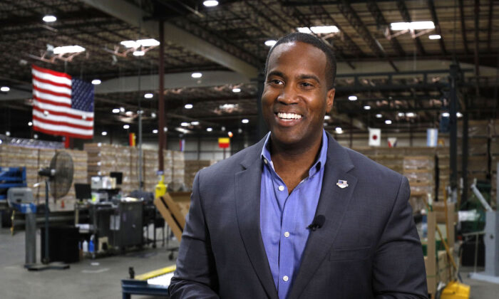 John James, candidato al Senado por el Partido Republicano de Michigan, da una entrevista con un medio de comunicación en Detroit, Michigan, el 7 de agosto de 2018. (Bill Pugliano/Getty Images)