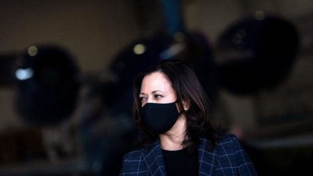 Kamala Harris se niega a tomar posición sobre ampliar la corte y se remite a Biden