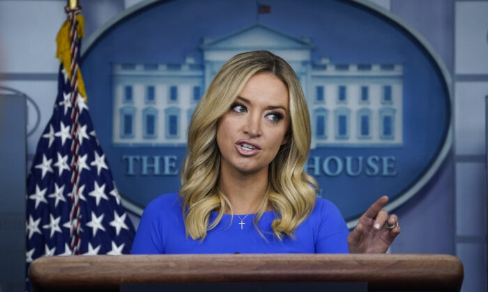 La secretaria de prensa de la Casa Blanca, Kayleigh McEnany, habla con periodistas, en la Casa Blanca, el 1 de octubre de 2020. (Drew Angerer/Getty Images)