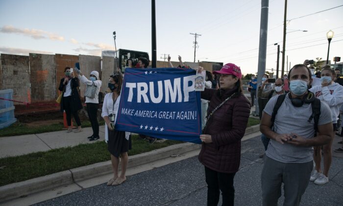 Los partidarios del presidente Donald Trump están afuera del Centro Médico Militar Nacional Walter Reed en Bethesda, Maryland, el 2 de octubre de 2020. (Alex Edelman/Getty Images)