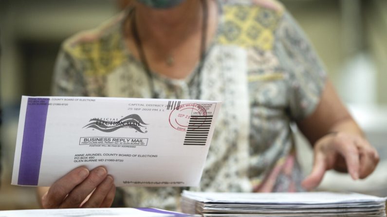 Un encuestador procesa las boletas de voto por correo en un almacén en la sede de la Junta Electoral del Condado de Anne Arundel en Glen Burnie, Maryland, el 7 de octubre de 2020. (Drew Angerer/Getty Images)