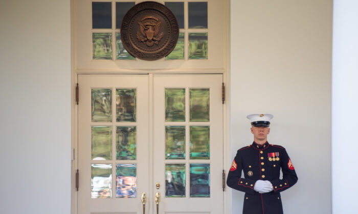 Un marine de Estados Unidos hace guardia fuera del Ala Oeste, dando indicios de que el presidente Donald Trump está en el Despacho Oval, en la Casa Blanca en Washington, el 7 de octubre de 2020. (Saul Loeb/AFP vía Getty Images)