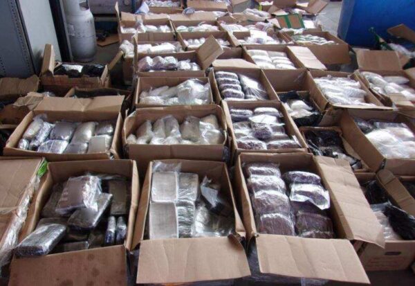 Cajas con un total de más de 3100 libras de drogas ilícitas incautadas en la frontera suroeste, en San Diego, California, el 9 de octubre de 2020. (Aduanas y Protección Fronteriza de EE.UU.)