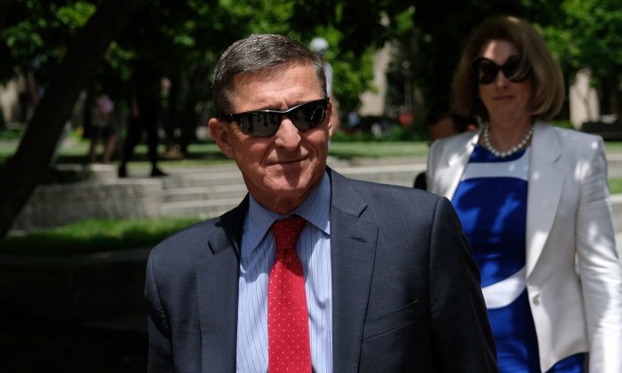 El exasesor de seguridad nacional del presidente Donald Trump, Michael Flynn, abandona el Palacio de Justicia de los Estados Unidos en Washington el 24 de junio de 2019. (Alex Wroblewski/Getty Images)