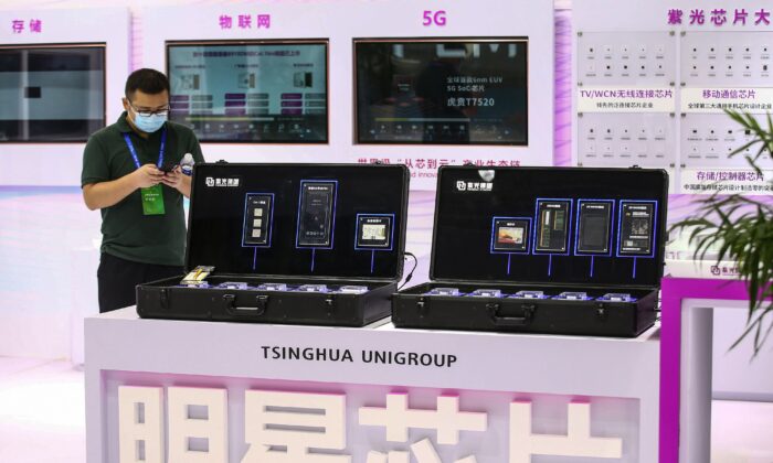 Microchips de Tsinghua Unigroup se ven en la Conferencia Mundial de Semiconductores de 2020 en Nanjing, en la provincia oriental de Jiangsu, China, el 26 de agosto de 2020. (STR/AFP vía Getty Images)