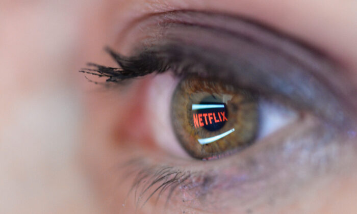 El logo de Netflix se refleja en el ojo de una mujer en París, el 19 de septiembre de 2014. (Pascal Le Segretain/Getty Images).