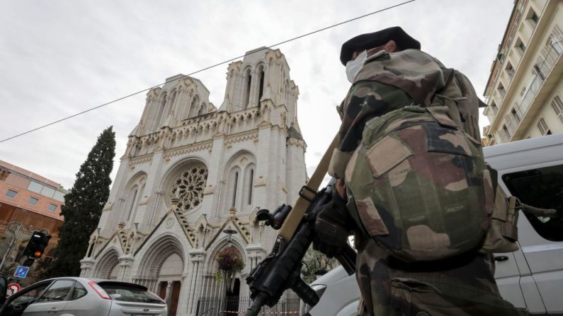 Un soldado del ejército francés se encuentra junto a la basílica de Notre-Dame de l'Assomption en Niza el 29 de octubre de 2020 después de que un hombre con un cuchillo matara a tres personas en la iglesia, degollando al menos a una de ellas, en lo que los funcionarios están tratando como el último ataque yihadista para sacudir el país. P) (ERIC GAILLARD/POOL/AFP vía Getty Images)
