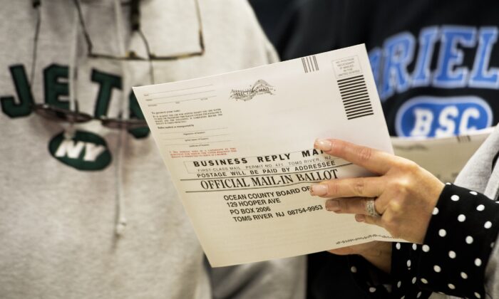 Una votación por correo en Toms River, Nueva Jersey, el 5 de noviembre de 2012. (Paul J. Richards/AFP a través de Getty Images)