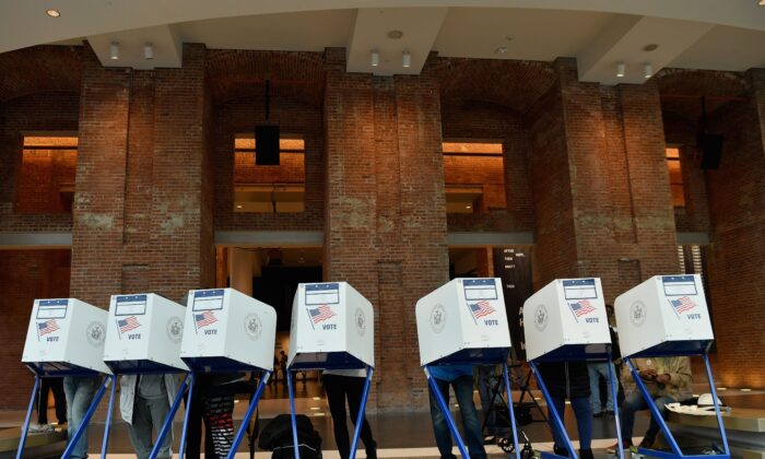 Los votantes emiten su voto en la elección intermedia en el colegio electoral del Museo de Brooklyn en la ciudad de Nueva York el 6 de noviembre de 2018. (Angela Weiss/AFP vía Getty Images)
