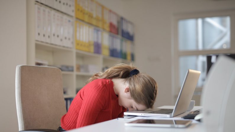 La falta de sueño puede aumentar la liberación de la hormona del estrés, el cortisol, que absorbe la energía del día. (Andrea Piacquadio/Pexels)