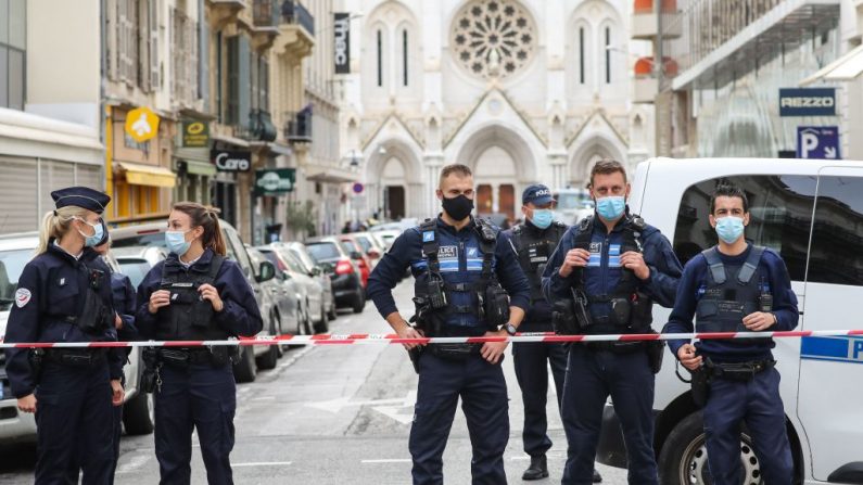 La policía bloquea el acceso a la Basílica de Notre-Dame de l'Assomption en Niza, Francia, después de un ataque con cuchillo el 29 de octubre de 2020. (Foto de archivo de Valery Hache/AFP vía Getty Images)