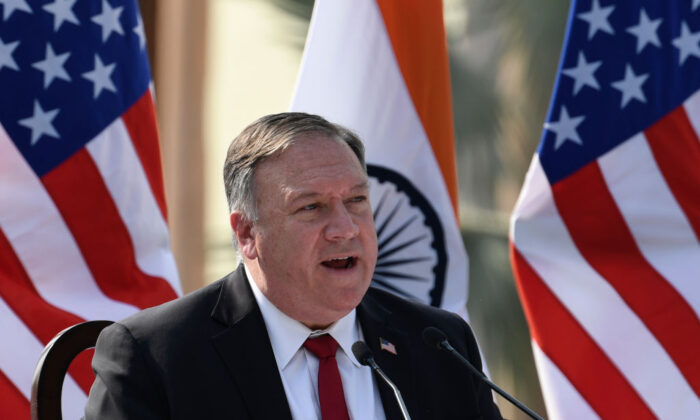 El secretario de Estado de EE.UU. Mike Pompeo habla durante una conferencia de prensa conjunta en los céspedes de la Casa de Hyderabad en Nueva Delhi el 27 de octubre de 2020. (Money Sharma/AFP vía Getty Images)