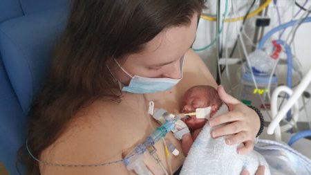 Bebé prematuro con 0% de probabilidad de sobrevivir vence obstáculos y se va a casa después de 5 meses