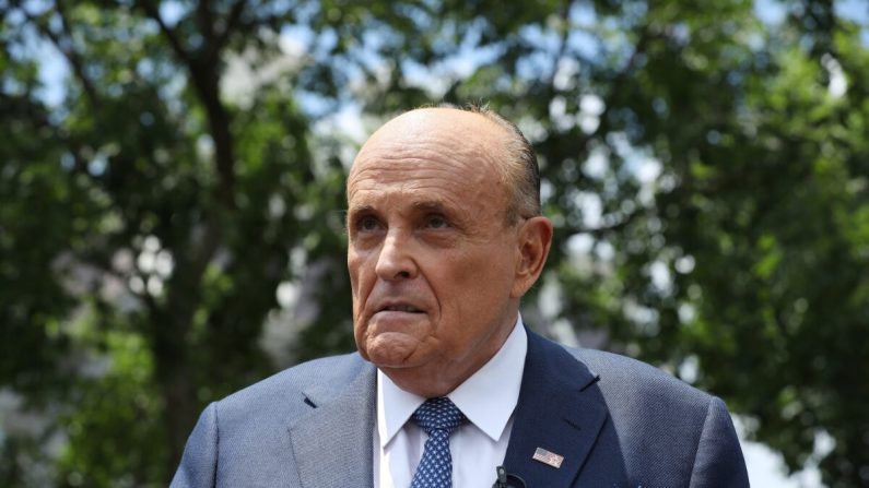 El abogado del presidente Donald Trump y exalcalde de la ciudad de Nueva York, Rudy Giuliani, habla con los periodistas a las afueras de la Casa Blanca en Washington el 1 de julio de 2020. (Chip Somodevilla/Getty Images)
