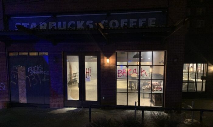 Un local de Starbucks en Seattle fue dañado durante un disturbio en Seattle el 3 de octubre de 2020. (Departamento de Policía de Seattle)