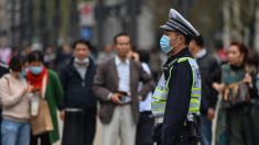 Residentes en Shanghai cuestionan datos del COVID-19 mientras la ciudad intensifica su control del virus