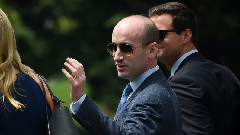 El asesor principal del presidente Donald Trump, Stephen Miller, saluda a los partidarios antes de la salida de Marine One del jardín sur de la Casa Blanca en Washington, el 6 de agosto de 2020. (Olivier Douliery/AFP a través de Getty Images)