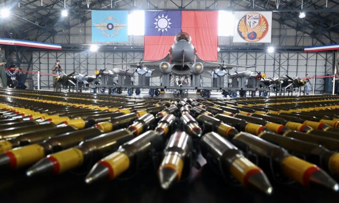 Un avión de combate F-16V de fabricación estadounidense con su armamento se exhibe durante un ejercicio en una base militar en Chiayi, al sur de Taiwán, el 15 de enero de 2020. (Sam Yeh/AFP a través de Getty Images)