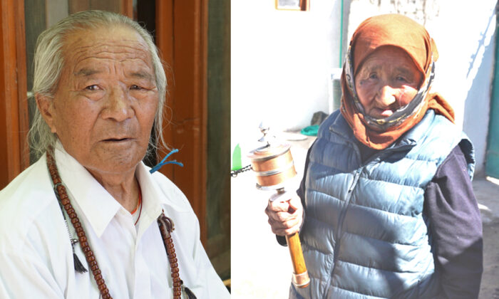Refugiados tibetanos, Lobsang Tempa, de 91 años (izquierda) y Kalsang Lhamo, de 85 años (derecha) en la colonia de refugiados de Agling en Leh en la India el 18 de octubre de 2020. (Venus Upadhayaya/Epoch Times)