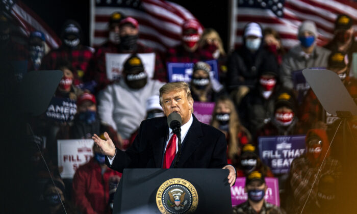 El presidente Donald Trump habla durante un mitin de campaña en el aeropuerto internacional de Duluth, Minnesota, el 30 de septiembre de 2020. (Stephen Maturen/Getty Images)