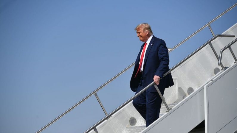 El presidente Donald Trump se baja del Air Force One al llegar al aeropuerto internacional Phoenix Sky Harbor en Phoenix, Arizona, el 19 de octubre de 2020. (Mandel Ngan/AFP vía Getty Images)
