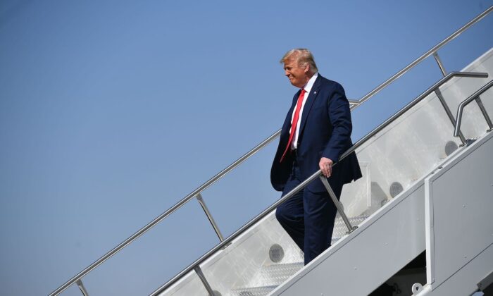 El presidente Donald Trump se baja del Air Force One tras su llegada al aeropuerto internacional Phoenix Sky Harbor en Phoenix, Arizona, el 19 de octubre de 2020. (Mandel Ngan/AFP vía Getty Images)
