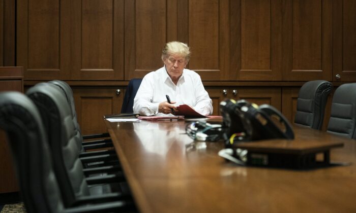 El presidente Donald Trump trabajando en la suite presidencial en el Centro Médico Militar Nacional Walter Reed el 3 de octubre de 2020 (Joyce N. Boghosian/Casa Blanca)
