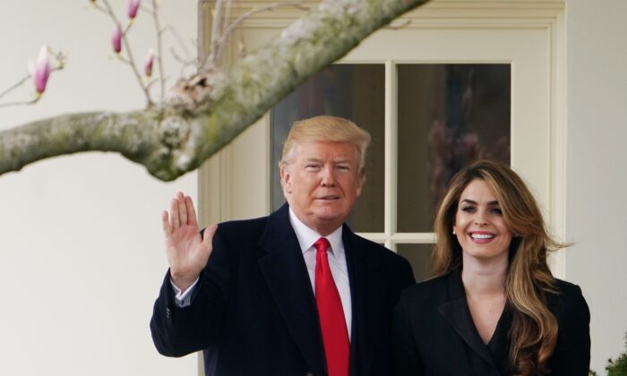 El presidente Donald Trump posa con la exdirectora de Comunicación Hope Hicks poco antes de dirigirse al Jardín Sur de la Casa Blanca el 29 de marzo de 2018. (Mandel Ngan/AFP vía Getty Images)