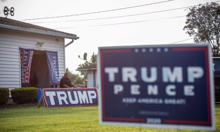 Un cartel de apoyo al presidente Donald Trump y al vicepresidente Mike Pence en Scranton, Penn. (Eric Baradat/AFP vía Getty Images)