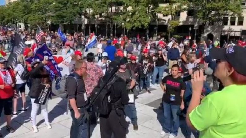 En esta imagen fija de video, los partidarios del presidente Donald Trump se reúnen en Washington el 3 de octubre de 2020. (Kevin Hogan/NTD Television)