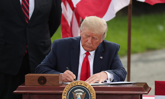 El presidente Donald Trump firma una orden ejecutiva que extiende la prohibición de la perforación en alta mar mientras habla del medio ambiente durante una parada en el Faro de la Fosa de Júpiter en Júpiter, Florida, el 8 de septiembre de 2020. (Joe Raedle/Getty Images)