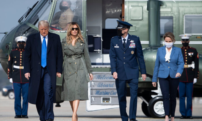 La primera dama, Melania Trump, acompaña al presidente Donald Trump en dirección al Air Force One, en la Base de la Fuerza Aérea Andrews, en Maryland, el 27 de octubre de 2020. (Brendan Smialowski/AFP a través de Getty Images)