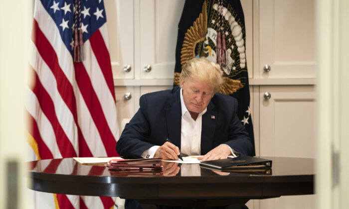El presidente Donald Trump trabajando en la suite presidencial del Centro Médico Militar Nacional Walter Reed el 3 de octubre de 2020. (Joyce N. Boghosian/Casa Blanca)