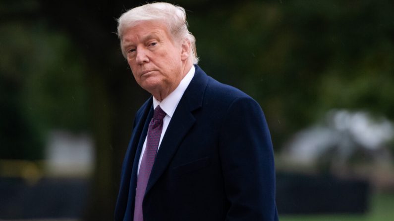 El presidente Donald Trump camina desde el Marine One después de llegar al Jardín Sur de la Casa Blanca en Washington el 1 de octubre de 2020. (Saul Loeb/AFP vía Getty Images)