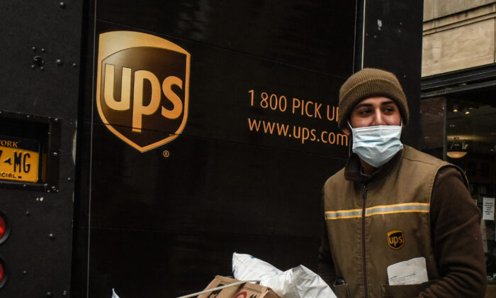 Un trabajador de UPS entrega paquetes en Nueva York el 29 de abril de 2020. (Stephanie Keith/Getty Images)