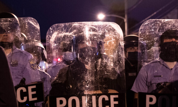La policía con equipo antidisturbios se enfrenta a unos manifestantes que marchan por el oeste de Filadelfia el 27 de octubre de 2020. (Gabriella Audi/AFP vía Getty Images)
