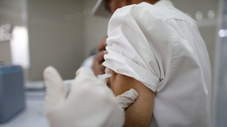 Una persona es vacunada durante una campaña nacional de vacunación implementada el 14 de marzo de 2020 en Caracas, Venezuela.(Leonardo Fernández Viloria/Getty Images)