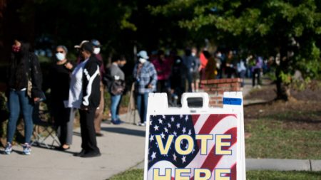 Casi 65 millones de votos anticipados emitidos rompen récord