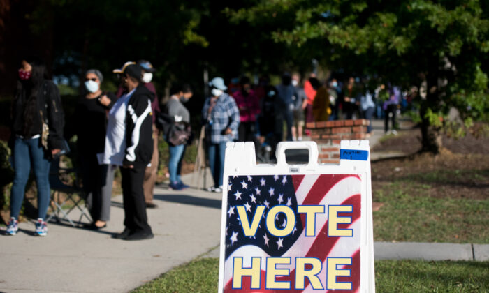 La gente hace cola frente a la Oficina de Registro de Votantes y Elecciones del Condado de Richland durante el segundo día de votación anticipada y presencial en Columbia, S.C., el 6 de octubre de 2020. (Sean Rayford/Getty Images)