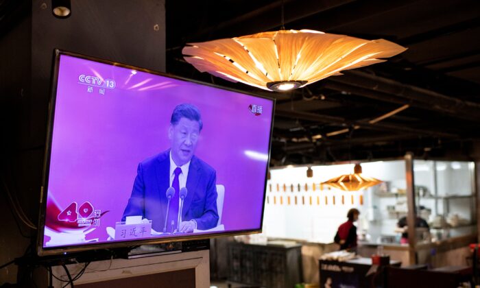 Una pantalla de televisión en un restaurante de Beijing muestra al líder chino Xi Jinping durante una transmisión desde Shenzhen en un evento que marca el 40º aniversario del establecimiento de la Zona Económica Especial de Shenzhen, el 14 de octubre de 2020. (NOEL CELIS/AFP vía Getty Images)