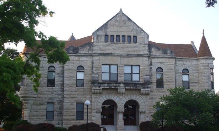 Edificio de administración de la Universidad Estatal de Kansas. La universidad alberga un Instituto Confucio. Julio de 2009. (Paperraven/Flikr)