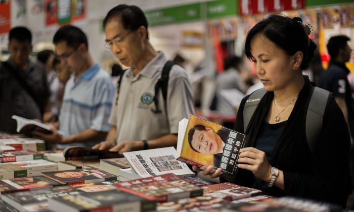 Los visitantes hojean los libros políticos chinos en la Feria del Libro de Hong Kong el 18 de julio de 2012. (Philippe Lopez/AFP/GettyImages)
