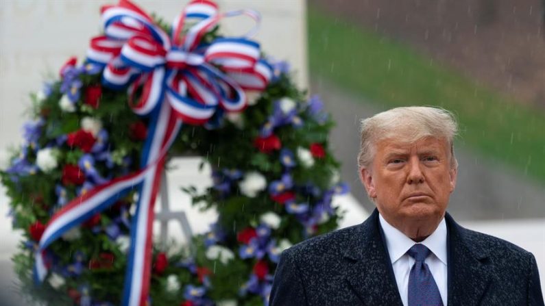 El presidente Donald Trump y la primera dama Melania Trump (no aparece en la foto) participan en la celebración del Día Nacional de los Veteranos en el Cementerio Nacional de Arlington (Virginia) el 11 de noviembre de 2020. EFE/EPA/Chris Kleponis / POOL