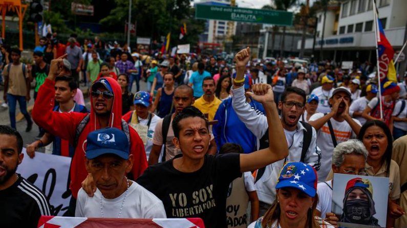 Familiares y manifestantes marchan en honor a víctimas de las protestas violentas de 2017 el 07 de abril de 2018, en La Guaira (Venezuela). EFE/Cristian Hernández/Archivo