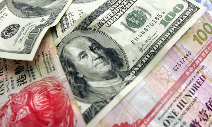 Dólares estadounidenses y hongkoneses en Hong Kong, 12 de enero de 2008. (Laurent Fievet/AFP/Getty Images)
