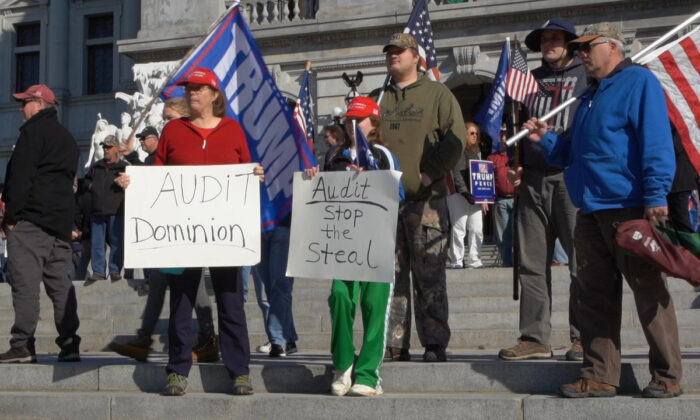 Varios manifestantes se congregaron a los pies del Capitolio Estatal para denunciar un supuesto fraude electoral en Harrisburg, Pa., el 14 de noviembre de 2020. (NTD)