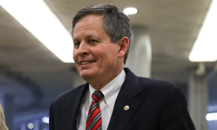 El senador Steve Daines (R-Mont.) en el área del metro del Capitolio antes del discurso del Estado de la Unión del presidente Donald Trump en Washington, el 4 de febrero de 2020. (Charlotte Cuthbertson/The Epoch Times)