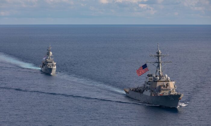 HMAS Ballarat y USS John S. McCain navegan juntos, en el Océano Índico, hacía los ejercicios navales, Malabar 2020. (LSIS Shane Cameron vía ADF)