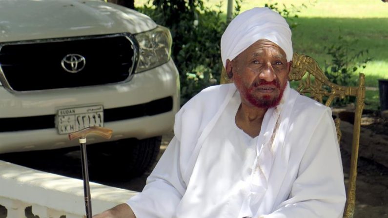 El líder opositor y ex primer ministro sudanés Sadiq al Mahdi murió el 26 de noviembre de 2020 a los 84 años en Emiratos Árabes Unidos (EAU) por COVID-19 tras haberse infectado el mes pasado en Sudán, anunciaron fu familia y el partido islámico Al Umma. EFE/Manuel Pérez/Archivo